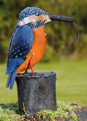 Gartenfigur "Eisvogel mit Fisch"