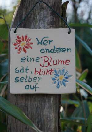 Gartenschild mit Spruch "Wer eine Blume sät"