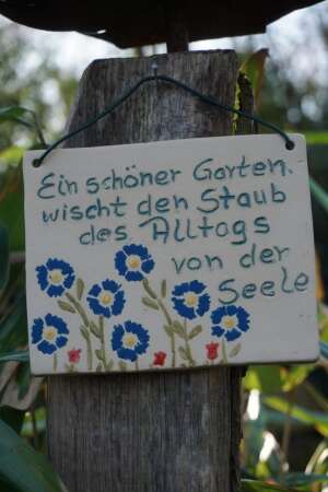 Gartenschild mit Spruch "Staub des Alltags"