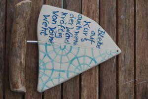 Keramiksegelboot mit Spruch, " Bleibe auf Kurs..." frostfest